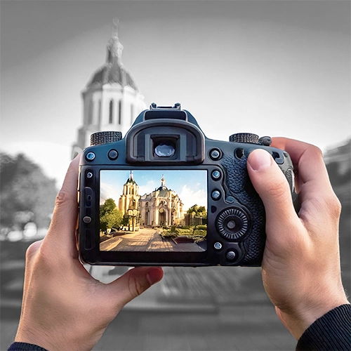 Fotokamera fotografiert Kirche